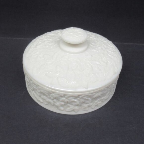 Westmoreland Milk Glass MAPLE LEAF BRAMBLE 6 Inch Chocolate Box with Lid, OL - Picture 2 of 4